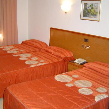 Hotel Lazaro كالاموتشه المظهر الخارجي الصورة