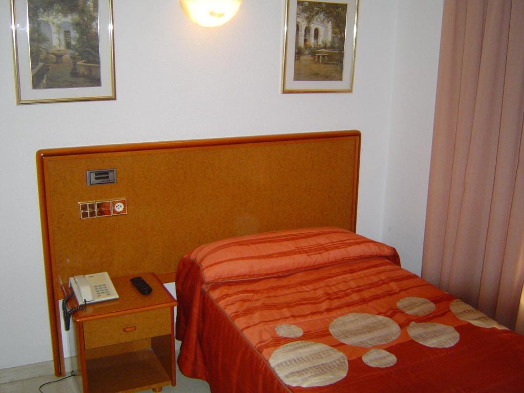 Hotel Lazaro كالاموتشه الغرفة الصورة