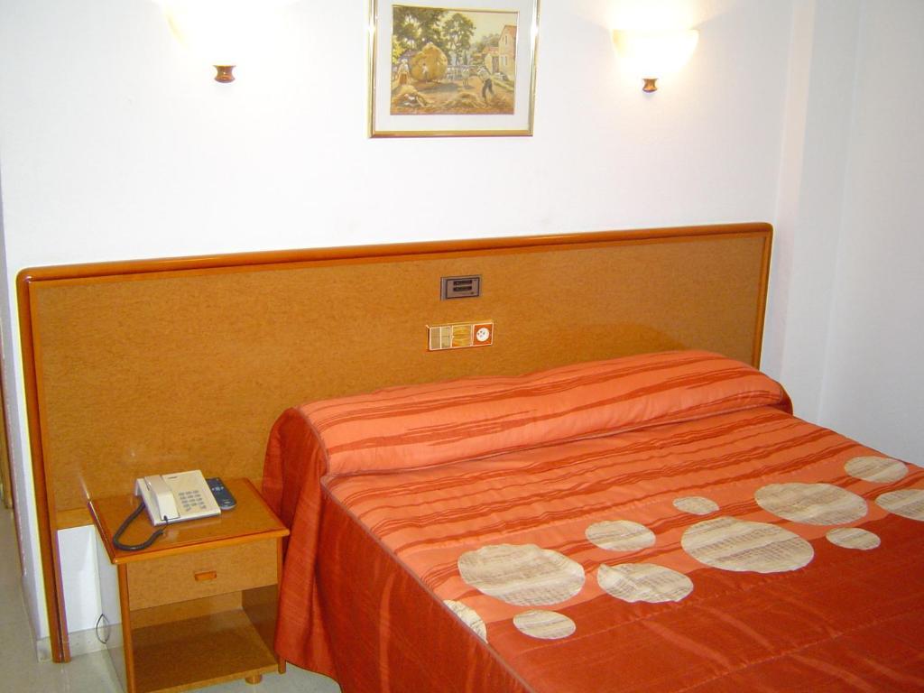 Hotel Lazaro كالاموتشه الغرفة الصورة