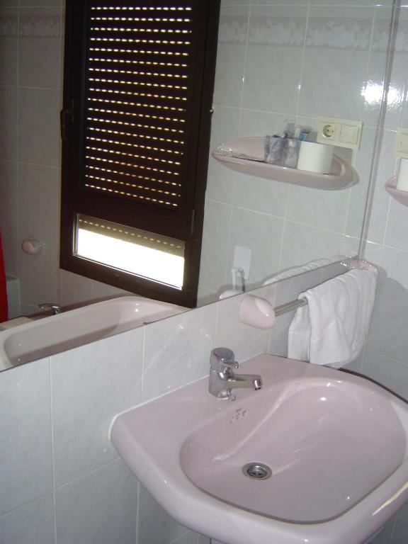 Hotel Lazaro كالاموتشه الغرفة الصورة
