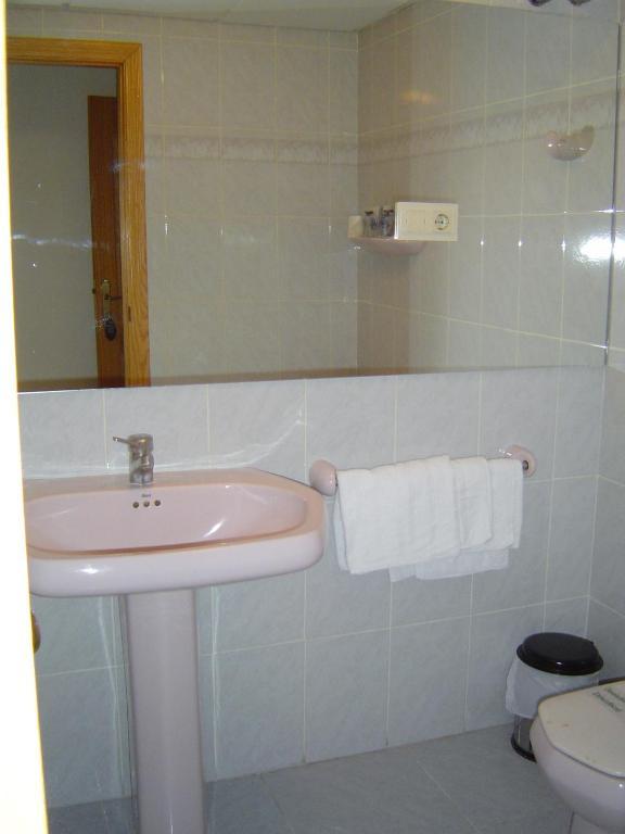 Hotel Lazaro كالاموتشه الغرفة الصورة